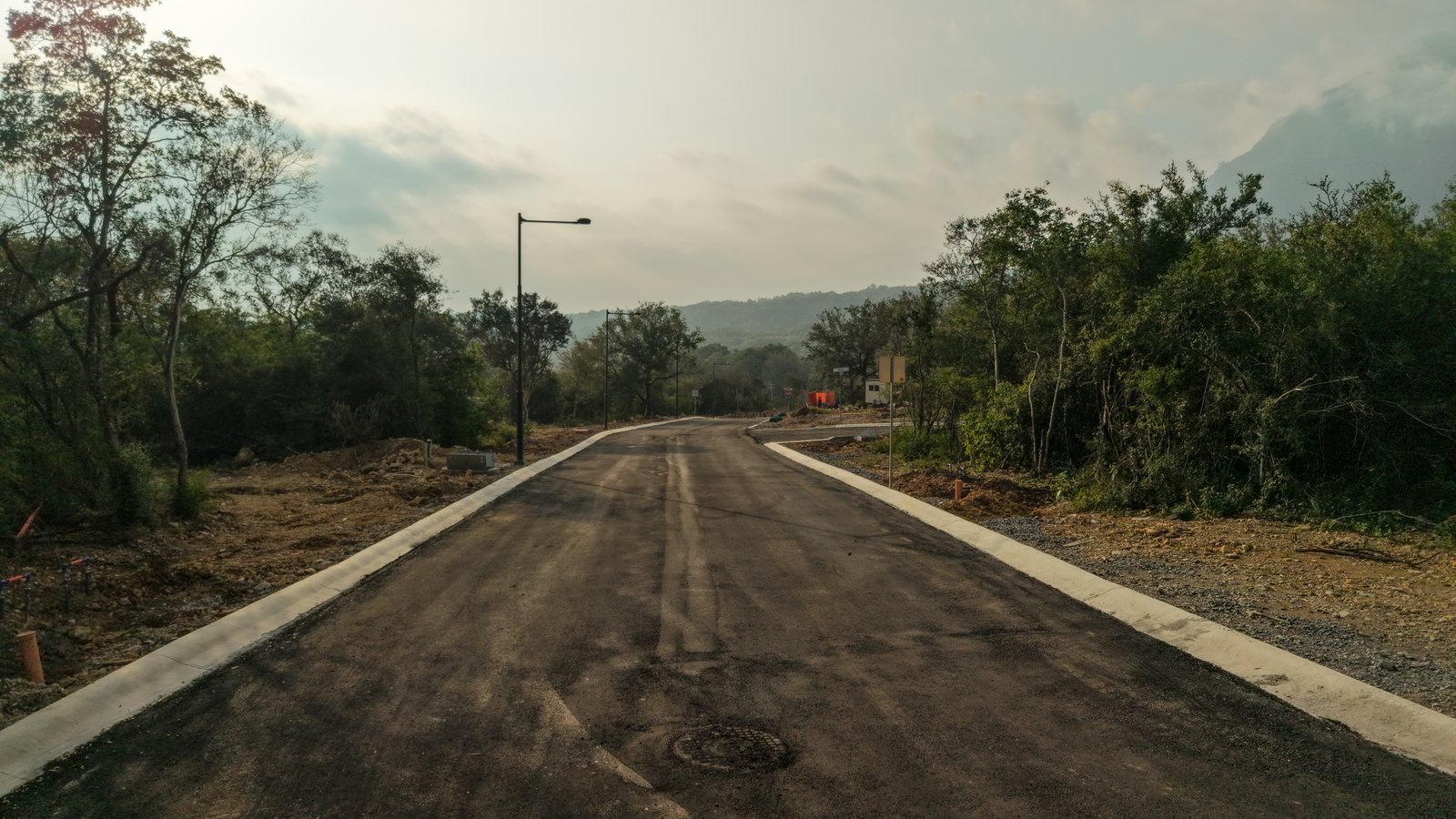 Calle pavimentada del fraccionamiento