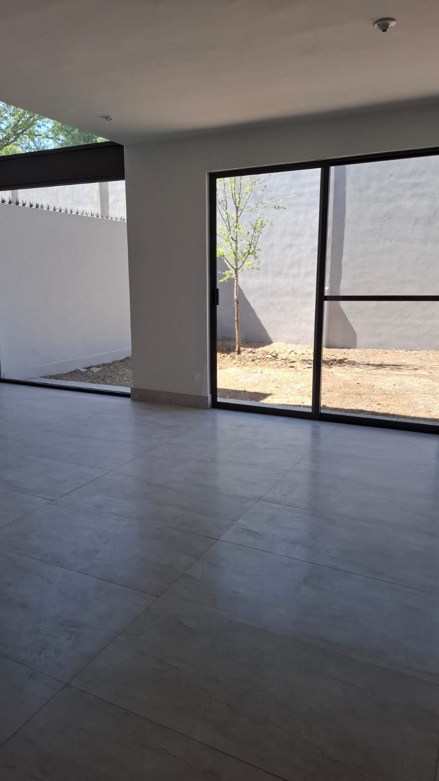 Sala comedor con jardín
