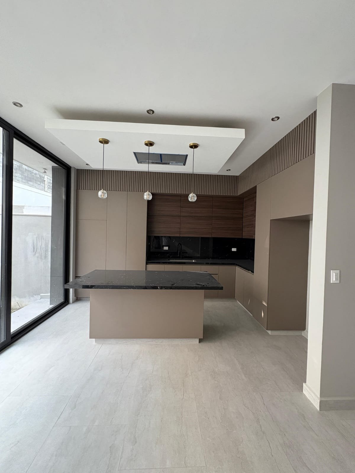 Cocina integral con isla de granito