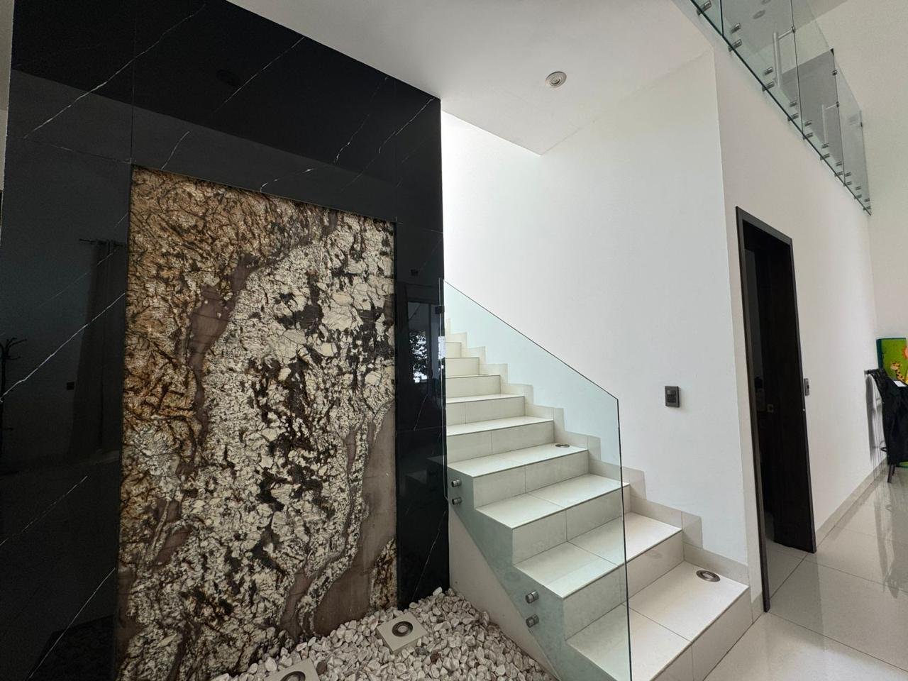Vestíbulo con muro de mármol