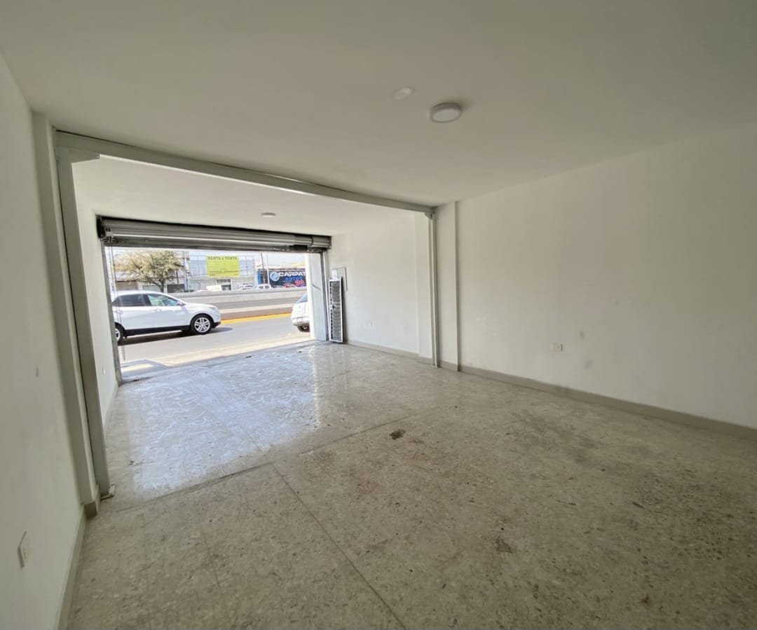 Planta baja con cortina comercial