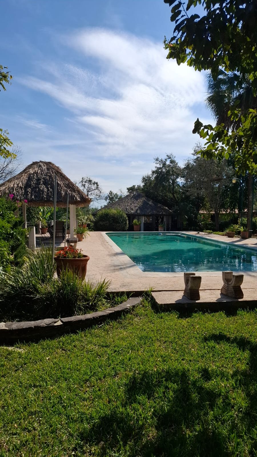 Quinta con alberca y palapa en la zona sur de Monterrey