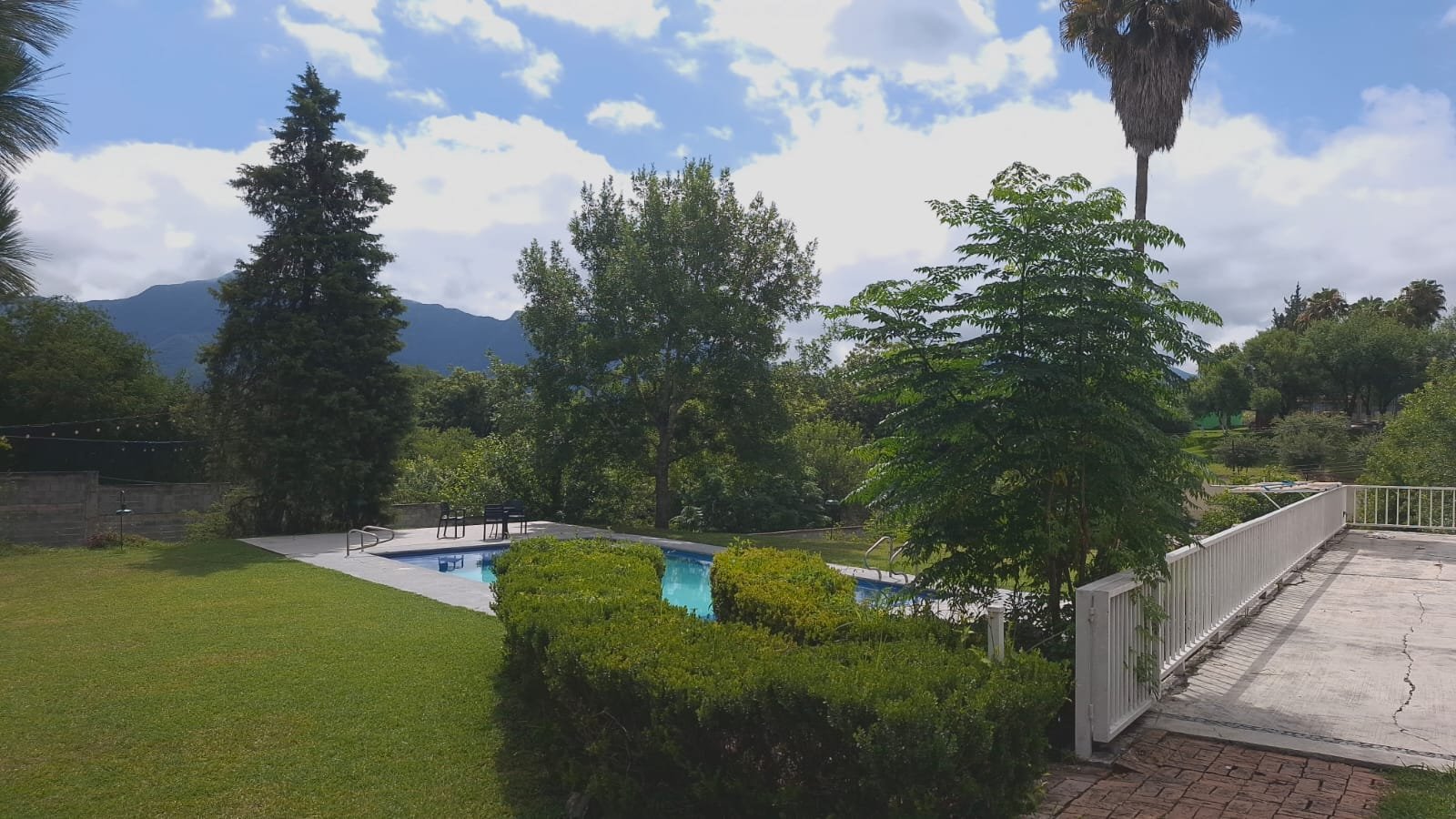 Jardines y alberca panorámica