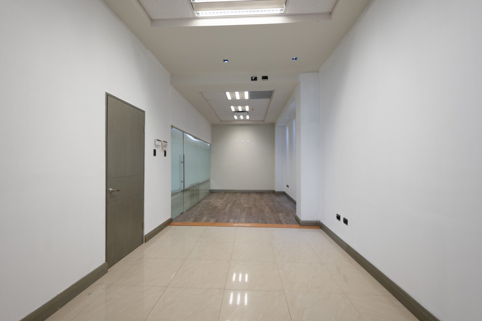 Área de trabajo con divisiones de cristal