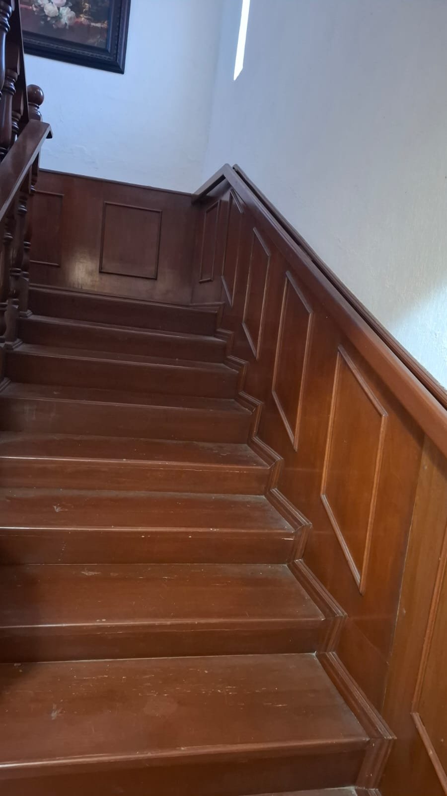 Escalera forrada de madera