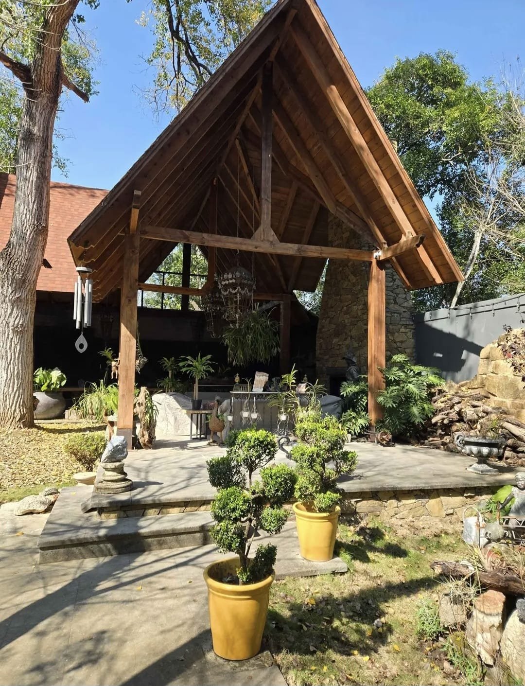 Interior con chimenea