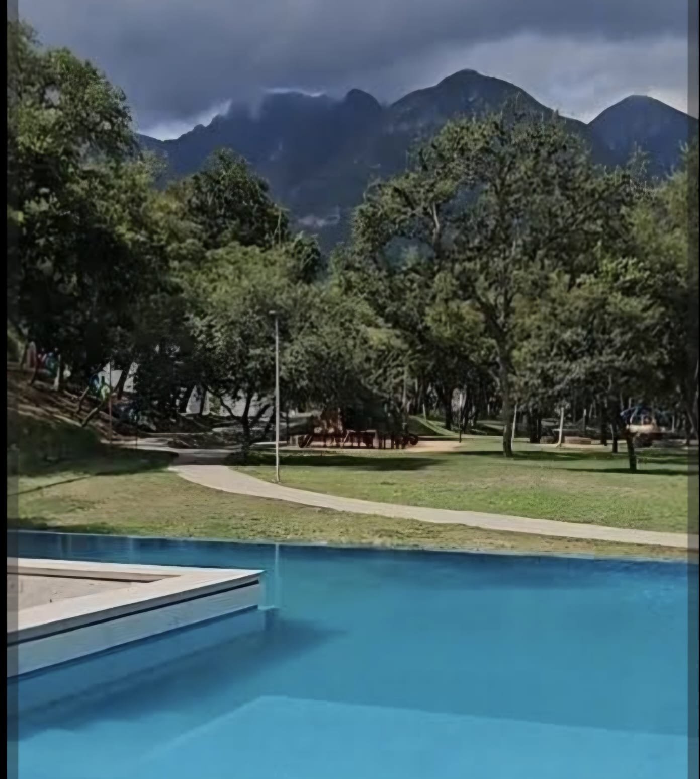 Alberca y área verde