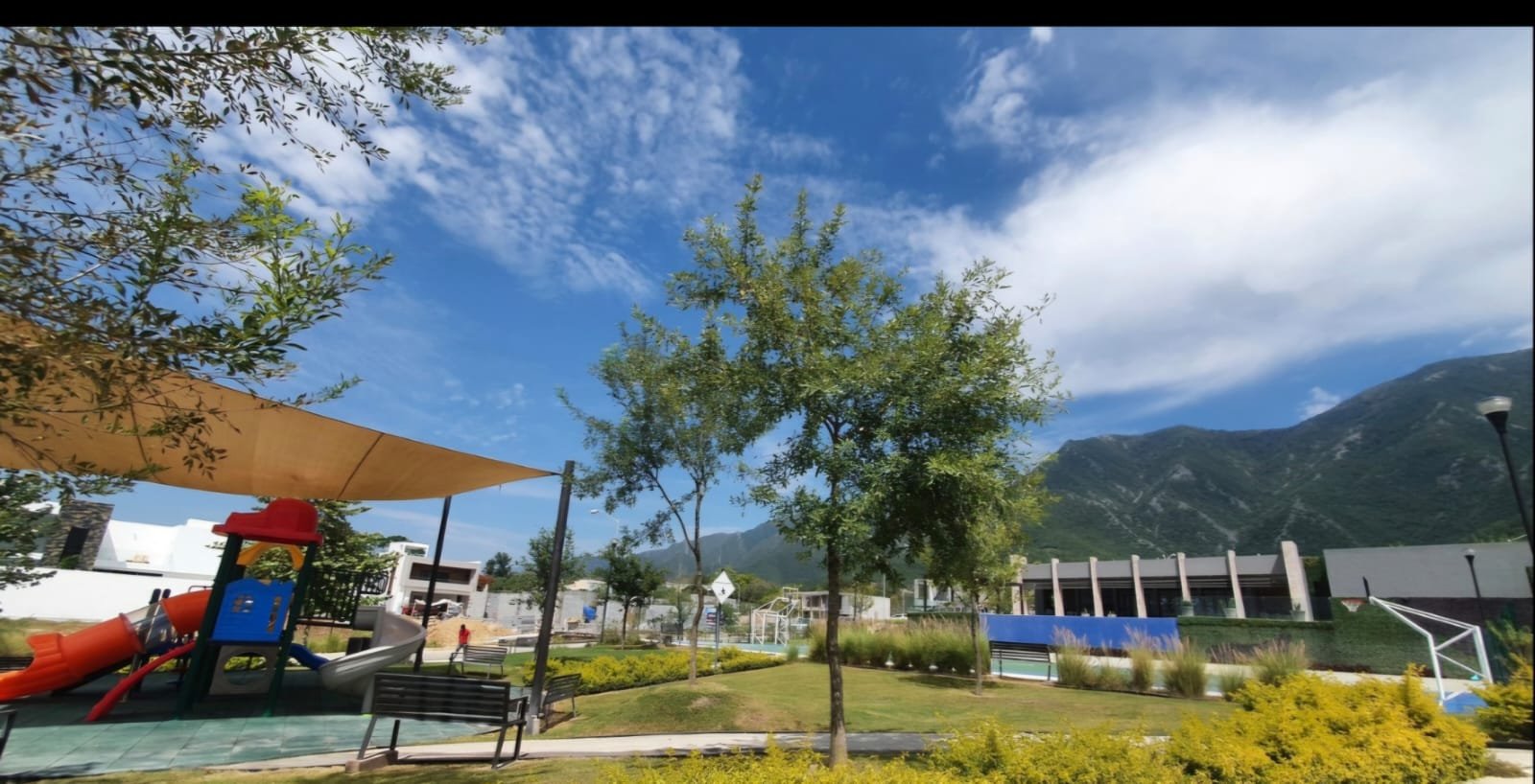 Área de juegos y jardines